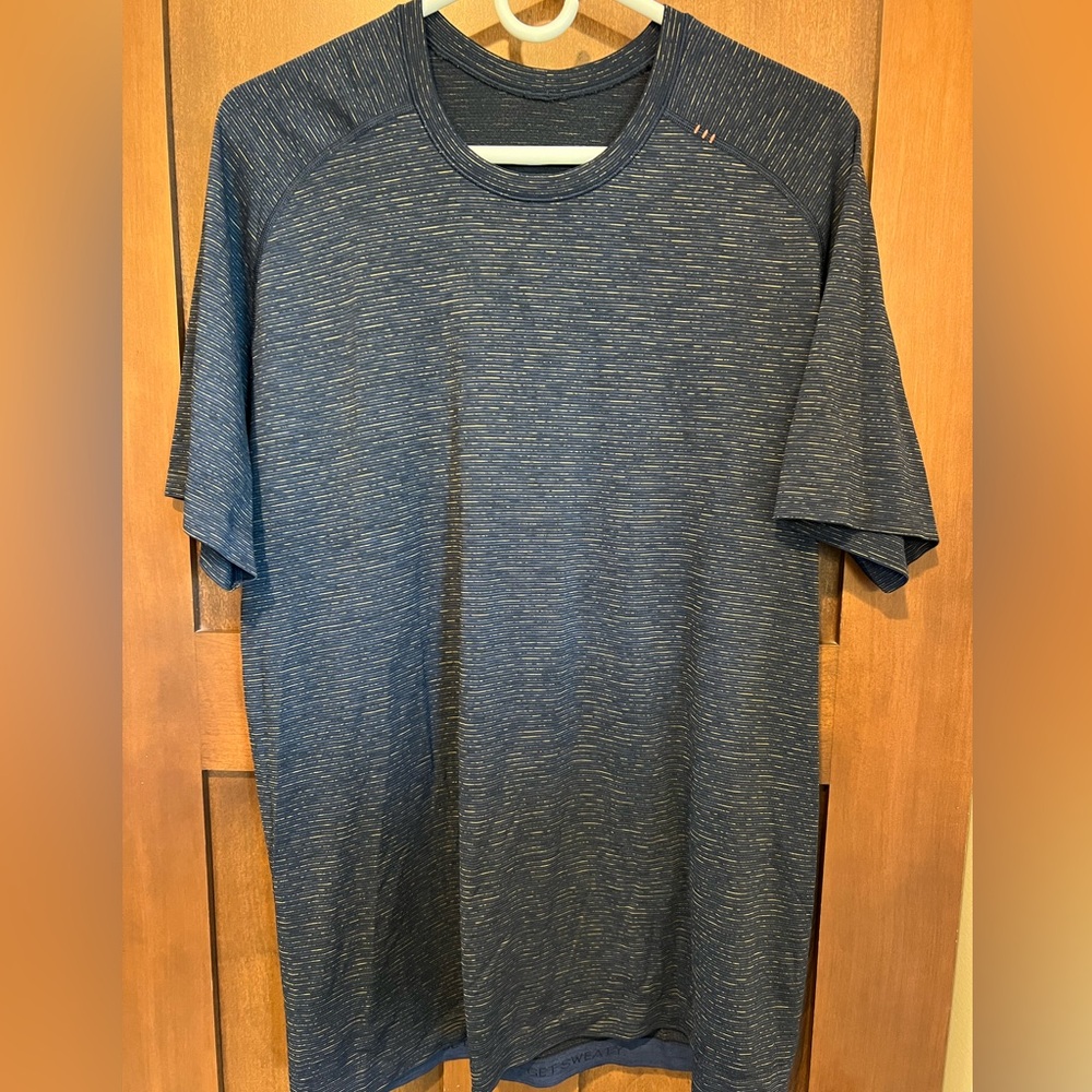 Men’s Lululemon Metal Vent top. Size large, blue with yellow accents.